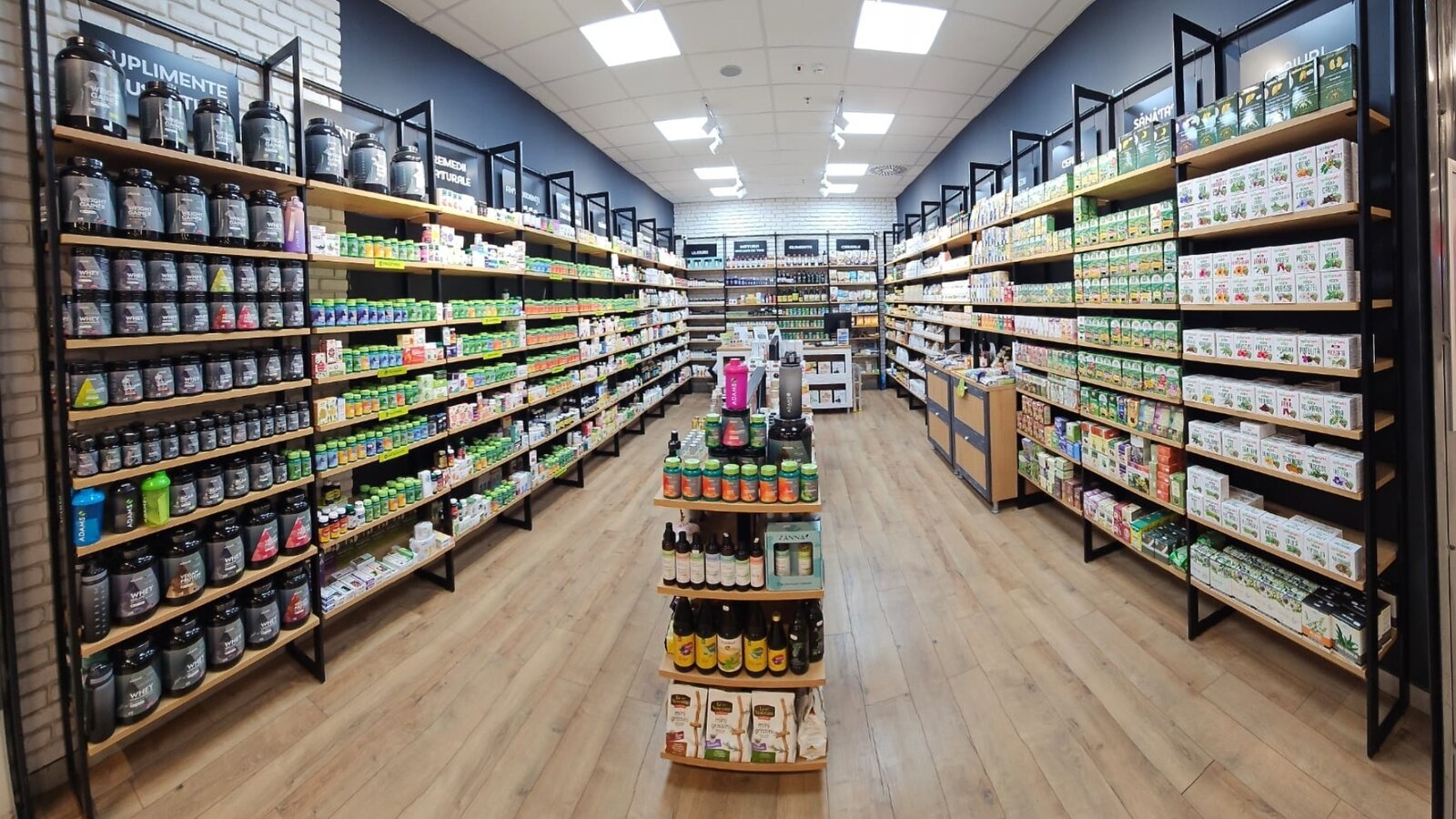 Interiorul unui magazin Vitamix, cu rafturile de suplimente si produse naturiste