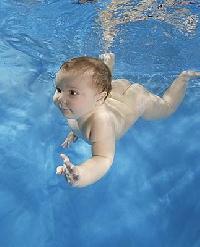 8 informații utile despre înotul bebelușilor